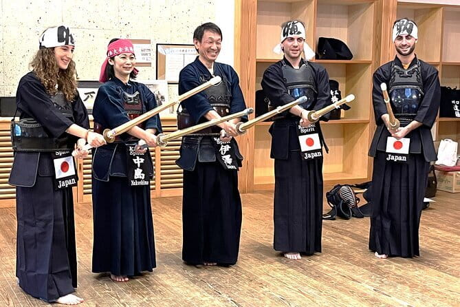 Easy for everyone! Now you can play handmade mini shamisen and show off to everyone! Musical instruments, sweets and live music - The tea break: live shamisen performance with sweets