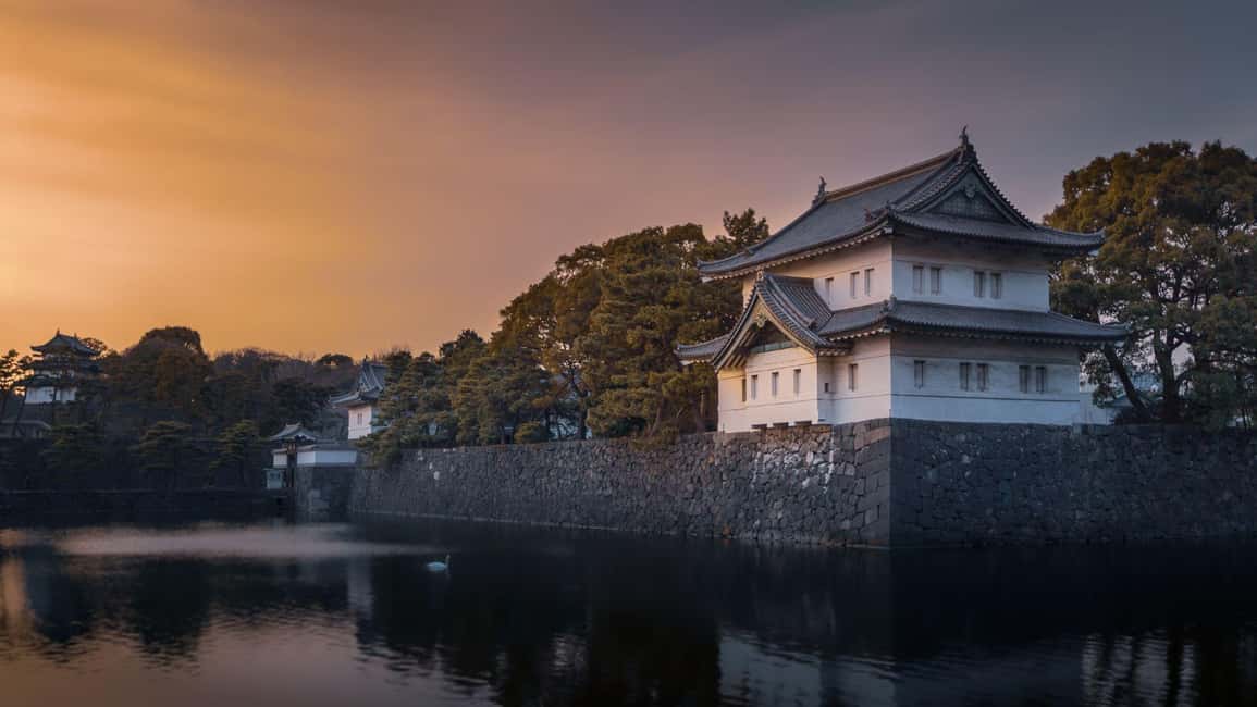 Imperial Palace Tour: Discover Samurai History with a Guide - Finding Your Guide at Starbucks Near the East Gardens
