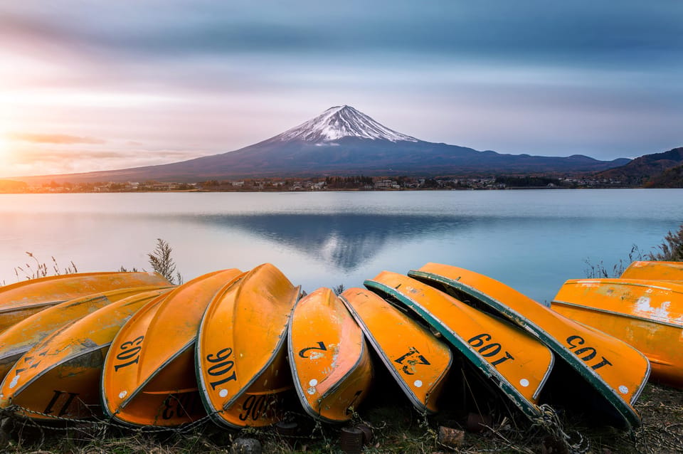 Mount Fuji and Hakone Tour with Personal Driver & Transport - Oshino Hakkai Ponds: Calm Water and Traditional Houses