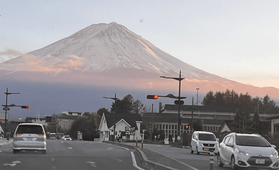 Mount Fuji Sightseeing tour with English speaking guide - Lake Kawaguchiko: the Fuji postcard moment with a guided hand