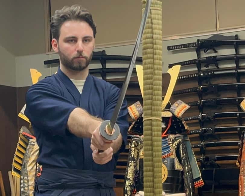 Samurai sword cutting experience - Meeting the sword: explanation, swinging practice, and safety mindset