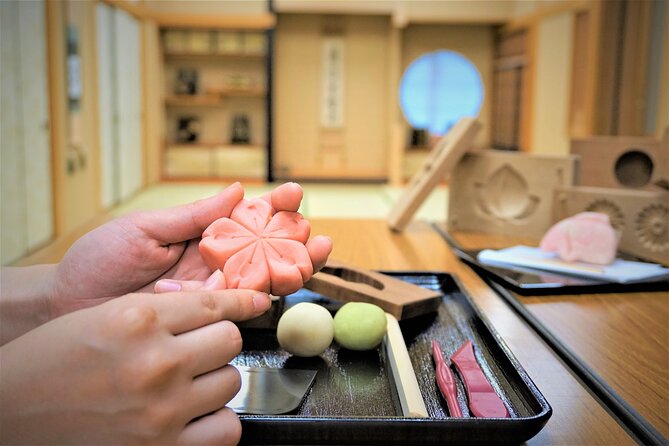Tokyo 6hr Private Guided Tour & Japanese Sweets Making Experience - Garden Choices: Shinjuku Gyoen, Koishikawa Korakuen, Hamarikyu, Rikugien