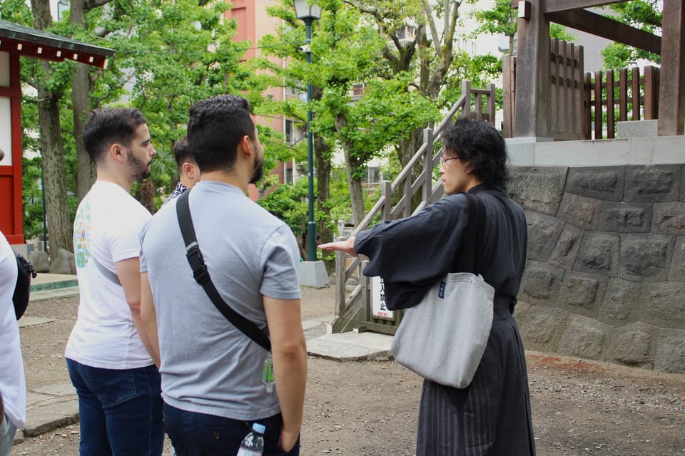 Tokyo: Asakusa Walking Tour with Japanese Comedian - Kaminarimon Gate: the photo stop that also explains what you’re seeing