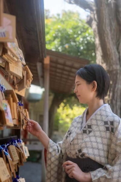 Tokyo: Buddhism and Shinto Temple Tour with a Real Local - Meet Manami Watanabe and her PhD approach to religion