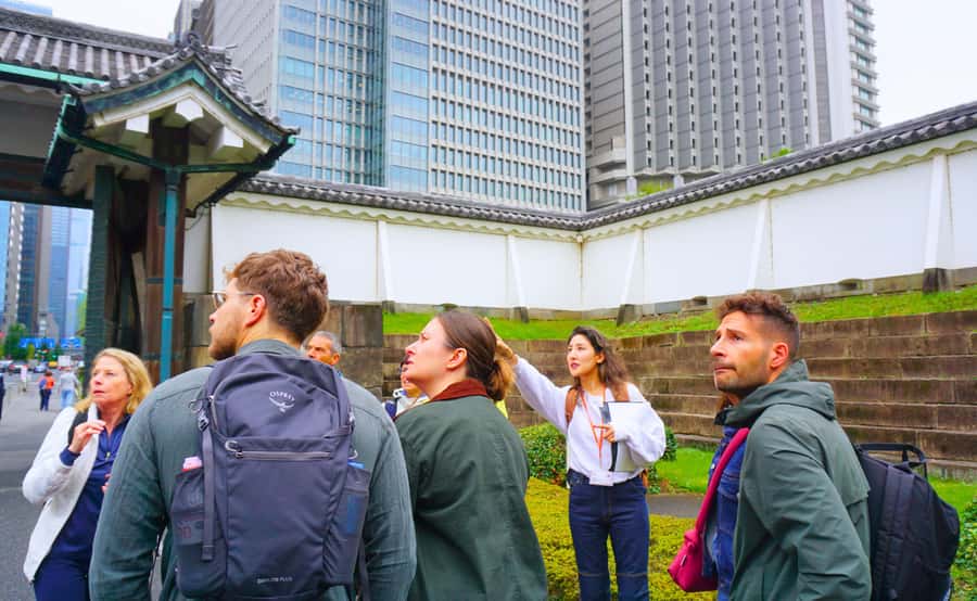 Tokyo: Imperial Palace, the history of Japan (ENGLISH GUIDE) - The Edo Castle Connection: Walking Over Centuries