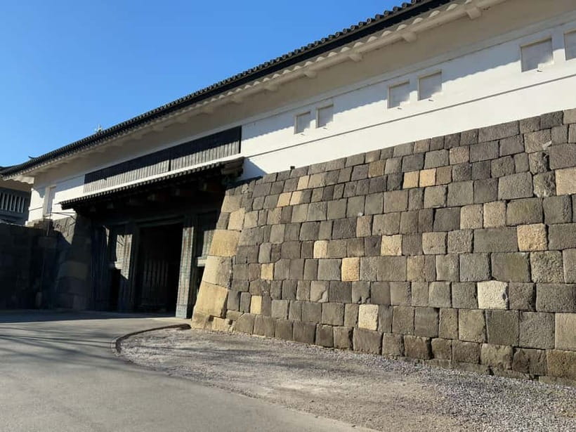 Tokyo: Imperial Palace with Nostalgic Alley Kagurazaka tour - Ninomaru Garden and the Edo Castle ruins: walking the Shogun world