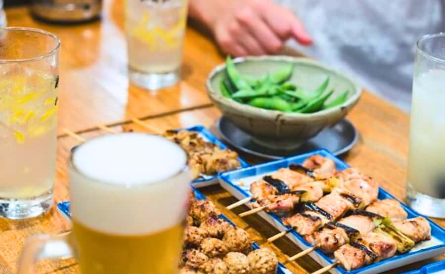 Tokyo: Locals´ Secret Food Tour // Eat like a Japanese - Stop 3: Izakaya Vibes and Yakitori with Over 50 Drink Options