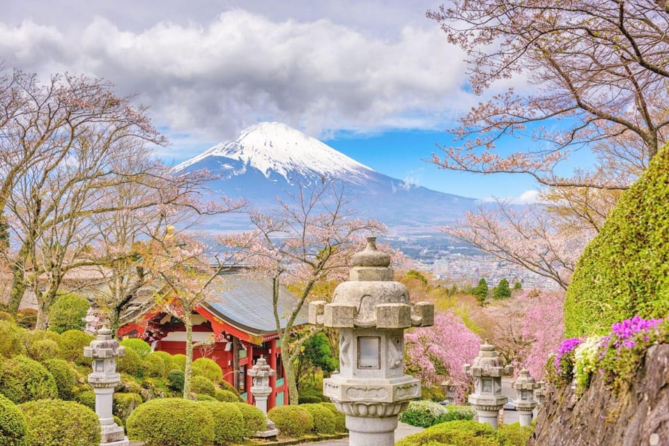 Tokyo: Mt Fuji Lake Kawaguchiko Tour & Arakuyama Sengen Park - A quick break at Lawson Kawaguchiko Station: yes, it’s part of the plan