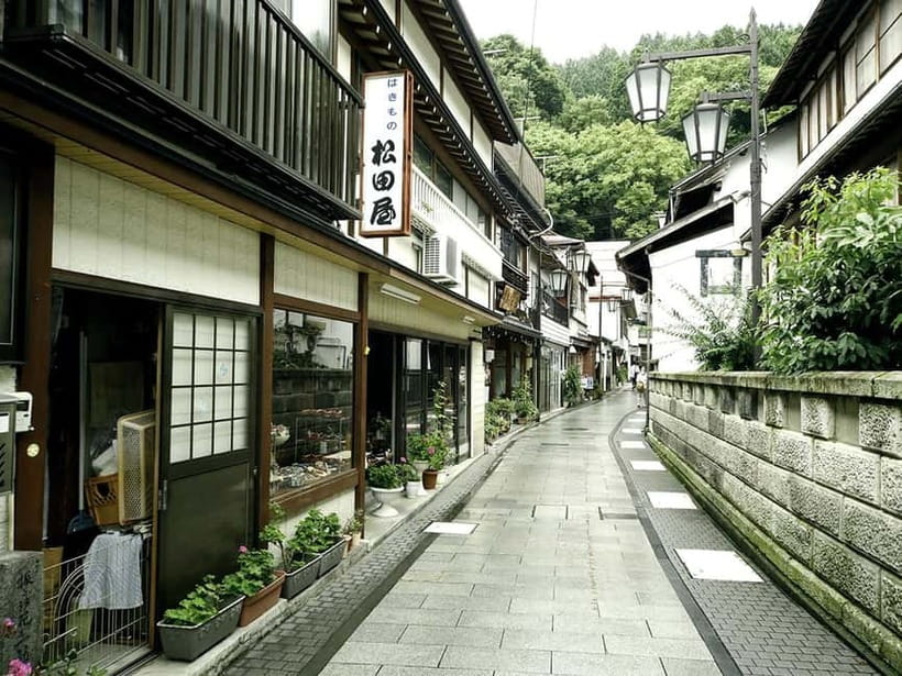 Tokyo: Nagano Snow Monkeys and Zenkoji Tour with Temples - Obuse: street-view Nagano with a local pace