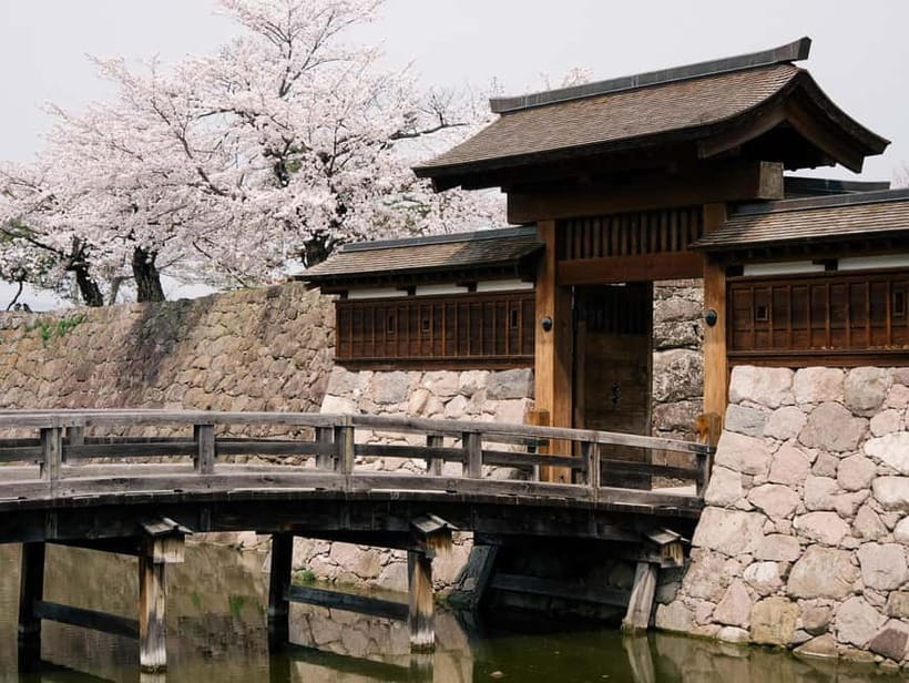 Tokyo: Nagano Snow Monkeys and Zenkoji Tour with Temples - Zenko-ji Temple: a revered stop with guided help