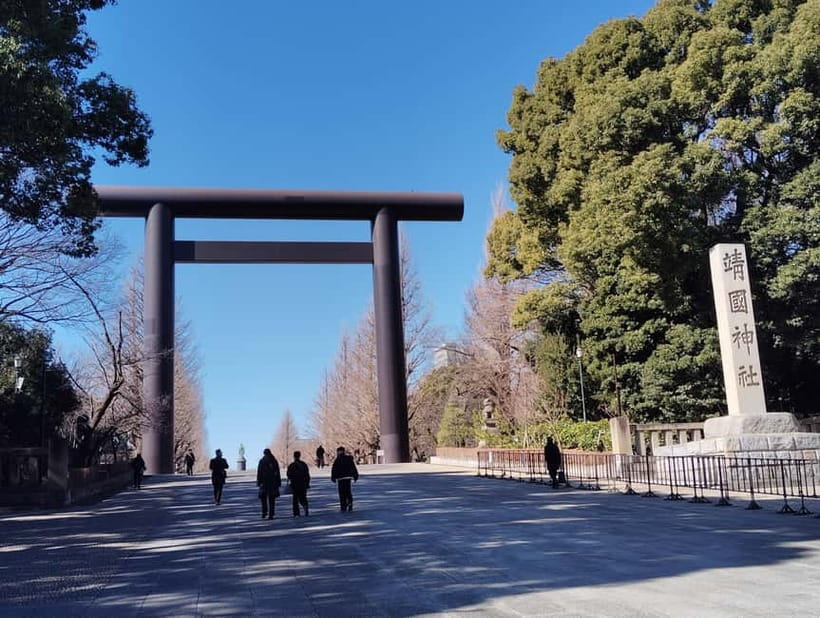 Tokyo War History Tour: Yasukuni Shrine & War Museum - What Your Guide Connects: From Samurai Ideals to Imperial Ideology